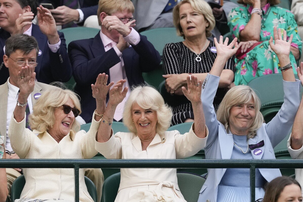 Königin Camilla besucht Wimbledon und macht zusammen mit Fans die ‚Welle‘